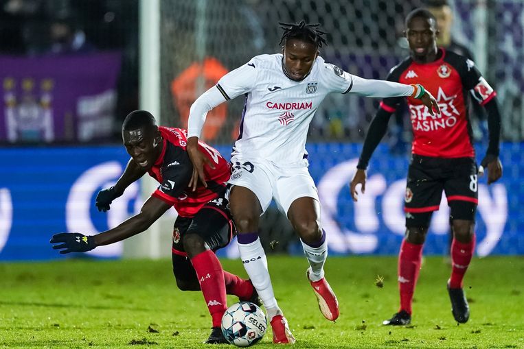 Anderlecht-spits Christian Kouamé wurmt zich door de defensie van Seraing. Beeld Photo News