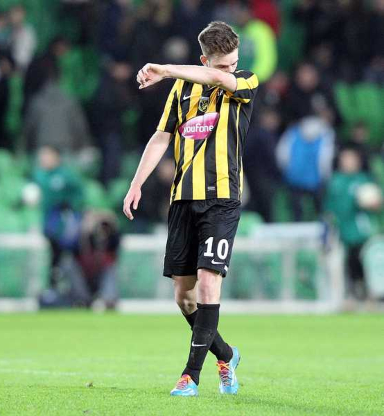 Vitesse-speler Davy Pröpper treurt na de verloren wedstrijd tegen FC Groningen Beeld anp