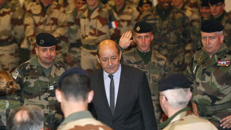 De Franse minister van Defensie Jean-Yves Le Drian ontmoet soldaten voor ze afreizen naar Mali. Beeld ap