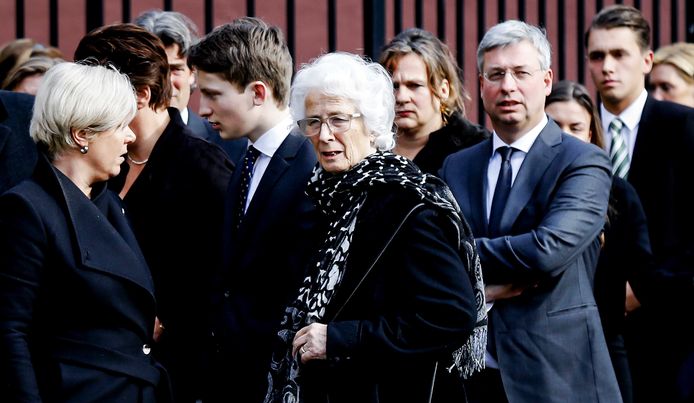 Ria Lubbers (M) en genodigden voorafgaand aan de herdenkingsdienst voor de overleden oud-premier Ruud Lubbers in de Laurentius en Elisabeth Kathedraal.