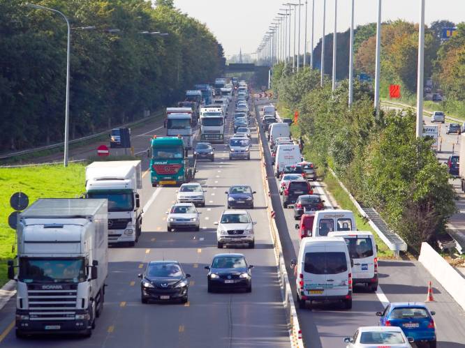 20 minuten file op E40 richting Brussel vanaf Everberg: stilstaand voertuig ter hoogte van Sterrebeek