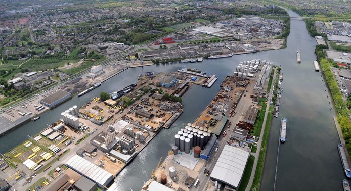 Het bedrijfsterrein Oostkanaalhaven met zware industrie in Nijmegen-West. Rechts het Maas-Waalkanaal, linksboven de wijk Hees. Archieffoto