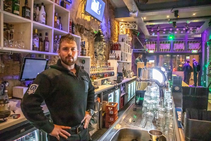 Bob Kooistra, hier in zijn inmiddels verkochte café Bruut, is ook zijn andere bedrijf kwijt.