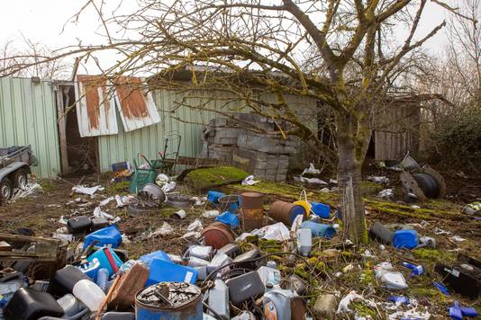 Le terrain était jonché de détritus.