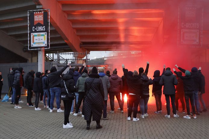 Supporters van Sparta buiten Het Kasteel