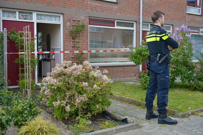 Een vrouw is dinsdagmiddag rond 15.35 uur gewond geraakt bij een steekpartij in haar woning aan de Goudvinkstraat in Helmond