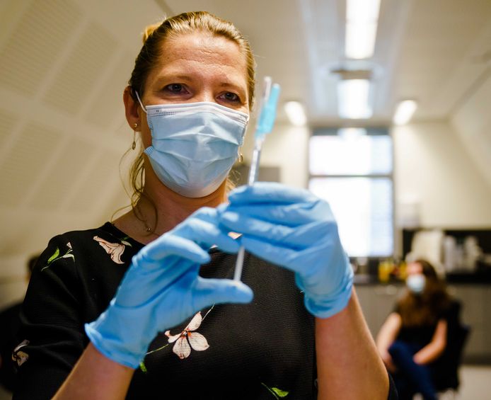 Huisarts Sylvia van den Berg van GGZ Rivierduinen bereidde vandaag in Rijksmuseum Boerhaave de eerste prikken met het Janssen-vaccin voor.