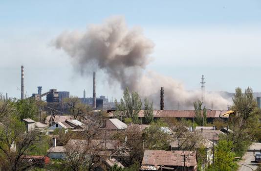De staalfabriek in Marioepol blijft onder vuur genomen worden.