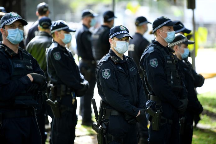 De politie van Nieuw-Zuid-Wales controleert tijdens het Black Lives Matter-protest.