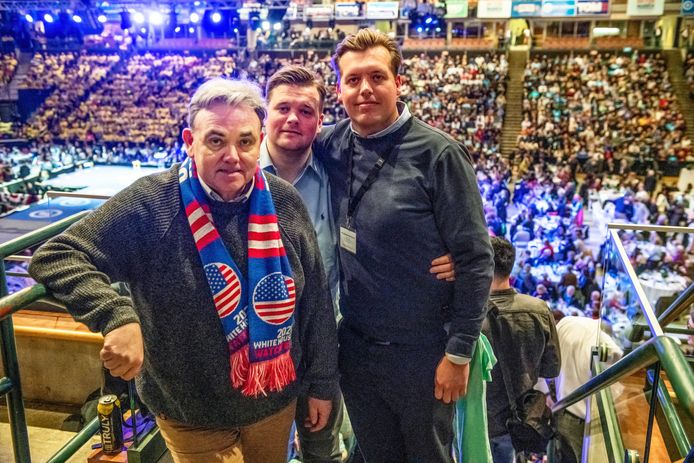 Willem Post met zijn zoons Frank en Ferry (rechts) tijdens het McIntyre Dinner in Manchester, New Hampshire.