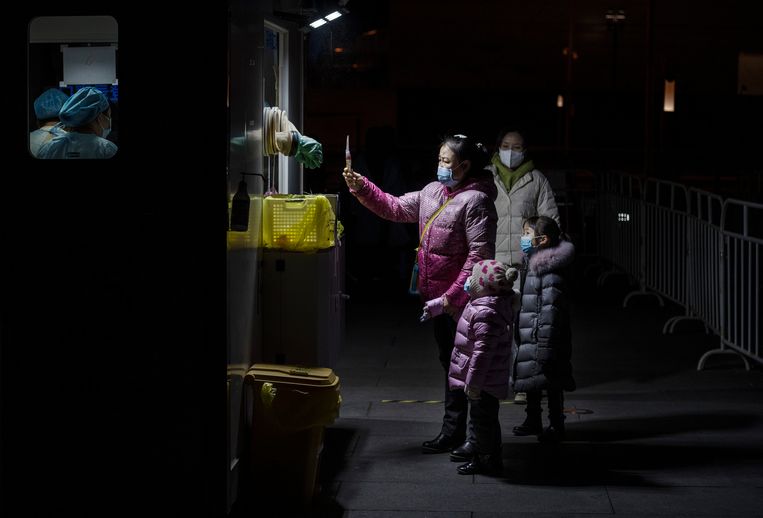 Een gezin laat zich testen in Peking. Beeld Getty Images
