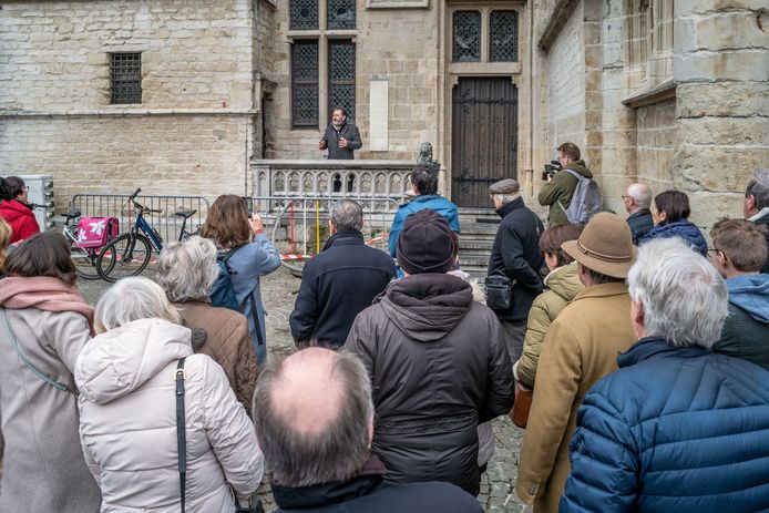 Filip Van De Winkel opent het eerste spreekbalkon in Aalst.