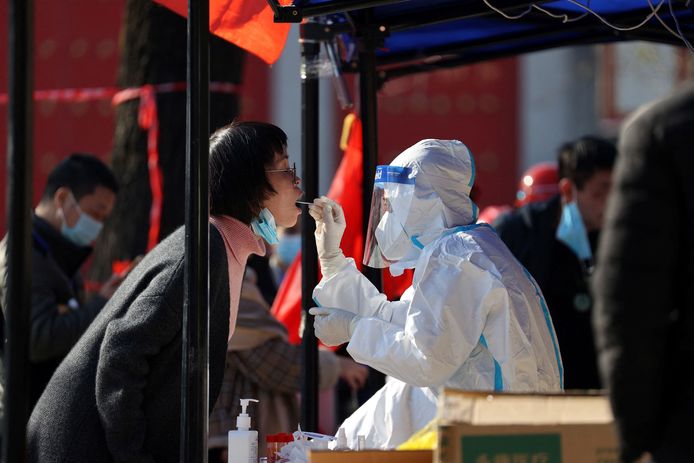 Iemand in de Chinese stad Xi'an laat zich testen op het coronavirus. Xi’an gaat nu in lockdown.