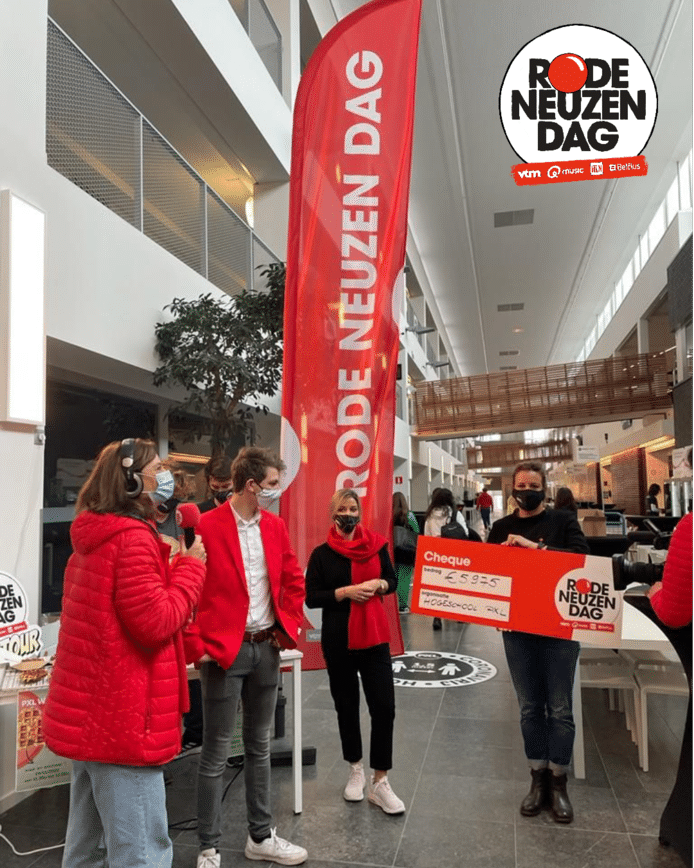 De hogeschool PXL overhandigde woensdag de cheque van liefst 5.975 euro ten voordele van Rode Neuzen.