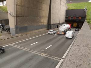 Halfuur file op Antwerpse Ring richting Gent na ongeval in Kennedytunnel: rechterrijstrook versperd