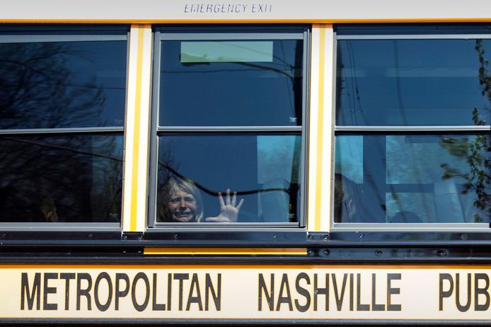 Een kind huilt in een wegrijdende schoolbus bij de school in Nashville.