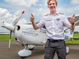 Travis (18) als jongste piloot solo de wereld rond met klein vliegtuig