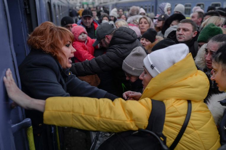 In Odessa haasten mensen zich naar de trein om te evacueren. Vanwege de ligging en de belangrijke haven vrezen Oekraïners dat Rusland ook hun stad aanvalt. (7 maart) Beeld AFP