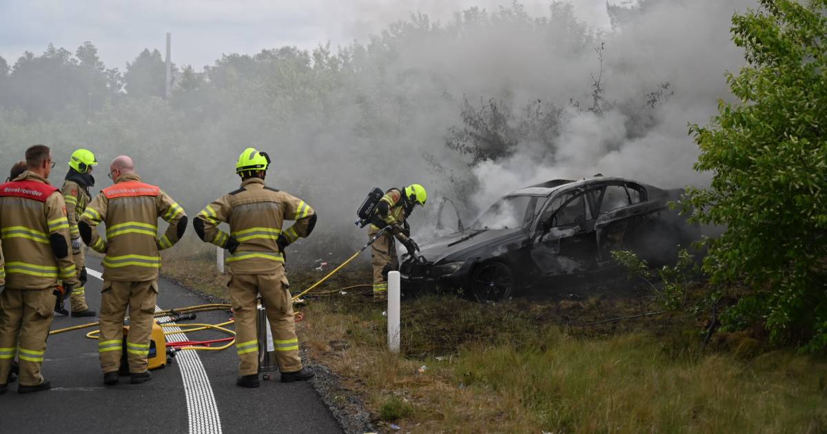 Automobilist crasht, auto vliegt in brand na achtervolging op A50 waarbij hij de 200 kilometer per uur aantikt