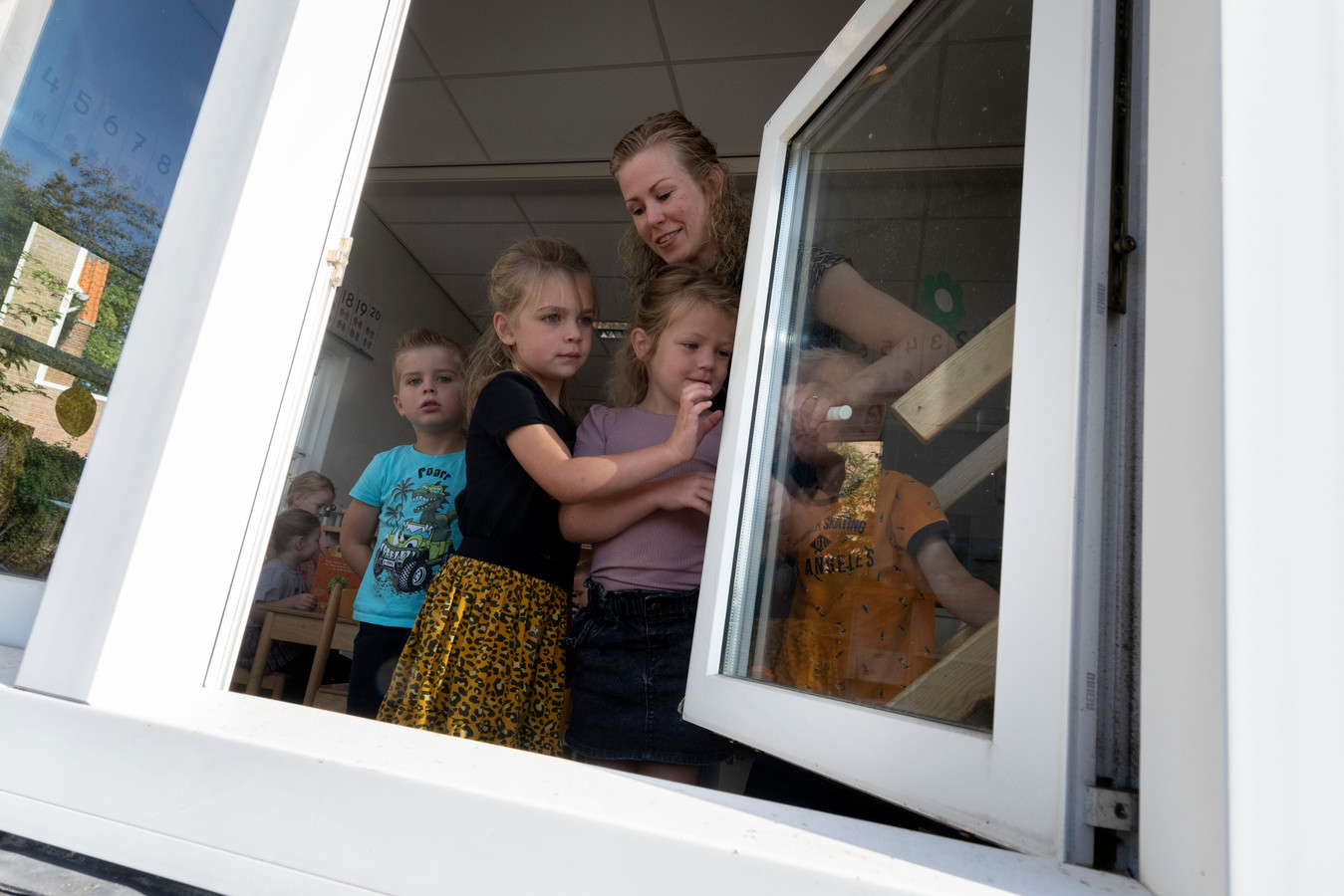 De ramen openzetten is voor juf Mieke Berends van de Sint Bernadetteschool in Heeten de enige manier om te ventileren in haar klas. Het openen is een taakje voor de leerlingen.
