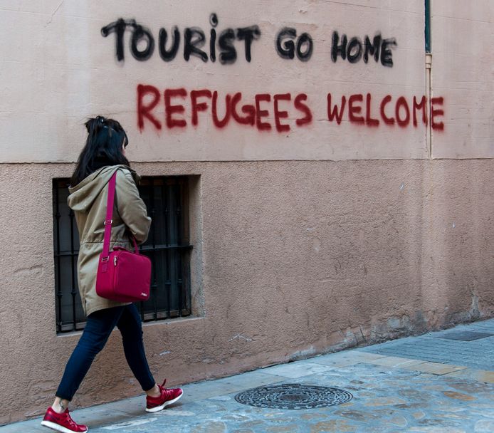 Sinds enkele maanden is Spanje de belangrijkste bestemming geworden voor migranten die illegaal Europa proberen binnen te komen, op zoek naar een beter leven. In Palma Mallorca, op de Balearische Eilanden, worden vluchtelingen alvast verwelkomd, terwijl de vele toeristen in gebrekkig Engels worden gemaand om “naar huis te gaan”.