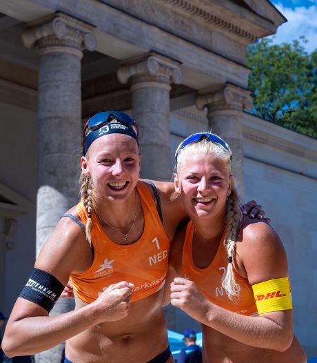 Beachvolleybalster Raïsa Schoon stoot met Katja Stam door naar achtste finales op EK in München