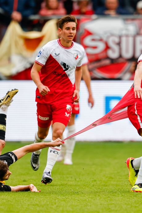 Jarige clubbaas Frans van Seumeren ziet ploeterend FC Utrecht degradant Vitesse verslaan