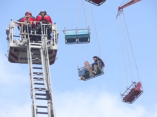 Vier meisjes komen op 20 meter hoogte vast te zitten op attractie tijdens openingsavond van Brugse Meifoor: “Ze stellen het goed”