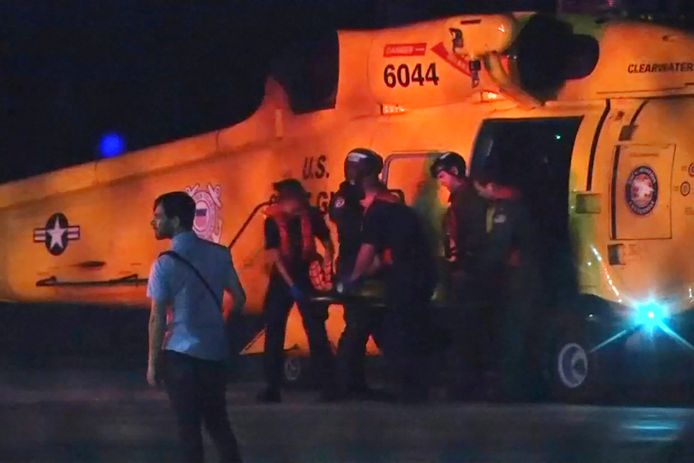 Gewonden worden vanuit een ziekenhuis in Great Abaco Island geëvacueerd met een helikopter van de Amerikaanse kustwacht.
