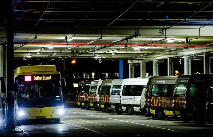 Bussen van Qbuzz staan in de remise in Utrecht. In het hele land rijden geen of minder streekbussen en regionale treinen als gevolg van een staking.