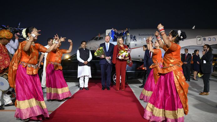 Koning Willem-Alexander en koningin Maxima arriveren op het vliegveld New Delhi. Het koningspaar brengt een vijfdaags staatsbezoek aan India.