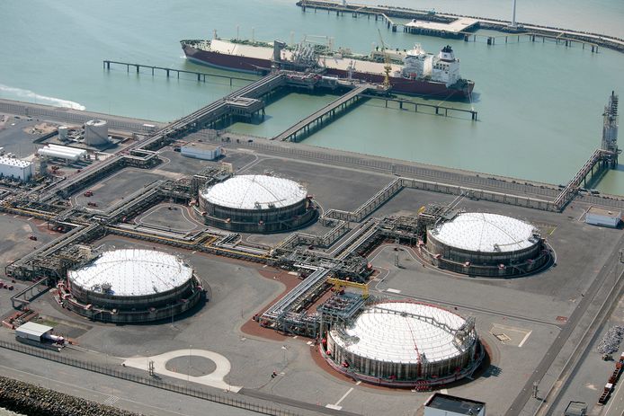 Tanks met LNG in de haven van Zeebrugge: de opslagcapaciteit in Europa zit bijna helemaal vol.