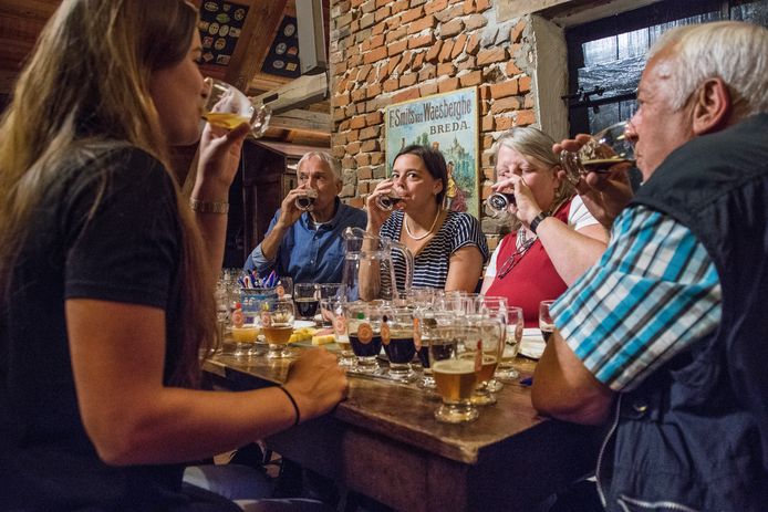 De jury van Brabants Lekkerste Bier proeft op de zolder van De Roos in Hilvarenbeek bieren uit een van de zes rondes.