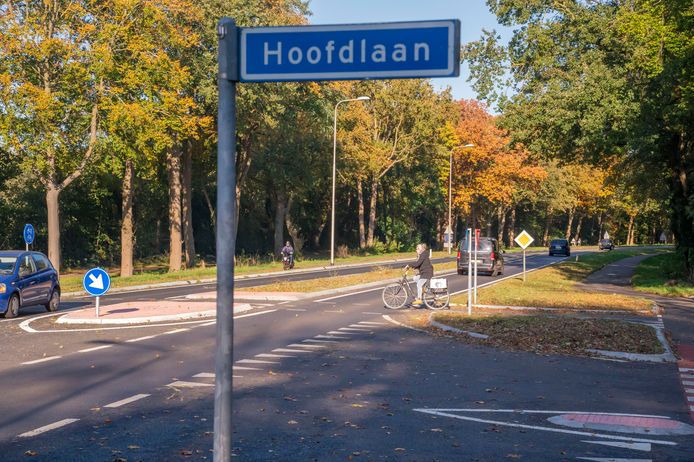 De nieuwe fietsoversteek op de Oude Rijksweg biedt de fietsers meer ruimte om veilig te overkant te bereiken. Maar auto's mogen hier nog steeds tachtig rijden.