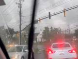 Tornado raast over kruispunt met meerdere auto's in VS