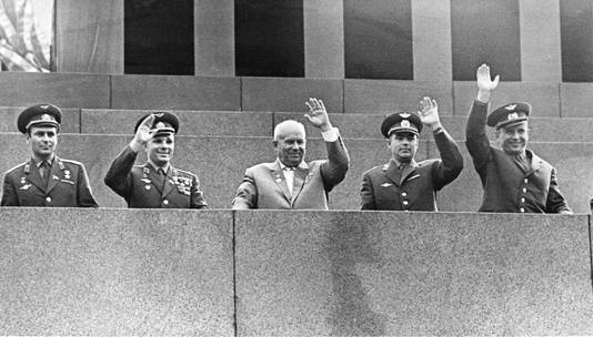 Yuri Gagarin (tweede van links) naast Sovjet-leider Chroesjtsjov in 1962