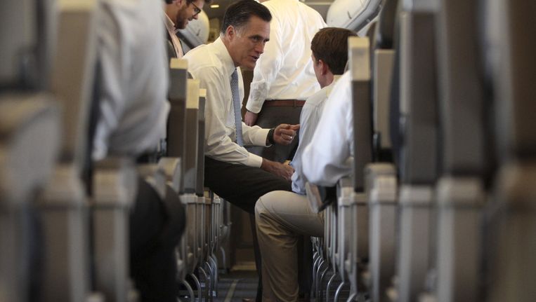 Romney overlegt met zijn persvoorlichter Rick Gorka. Beeld ap