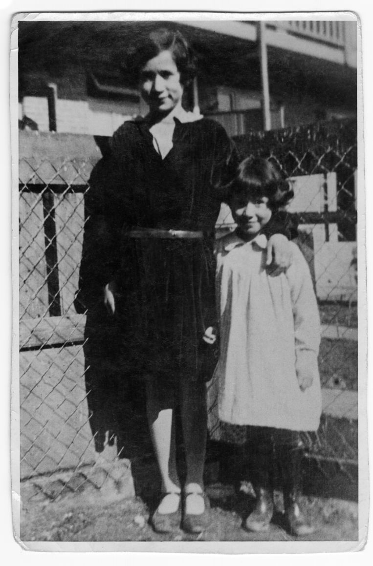 Selma met haar zusje Clara, dat in Sobibor werd omgebracht, in 1930-1931 Beeld  