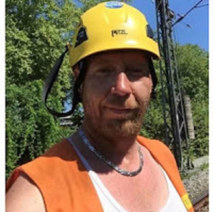 Stefan Trogisch tijdens zijn werk als hoogspanningsmonteur.