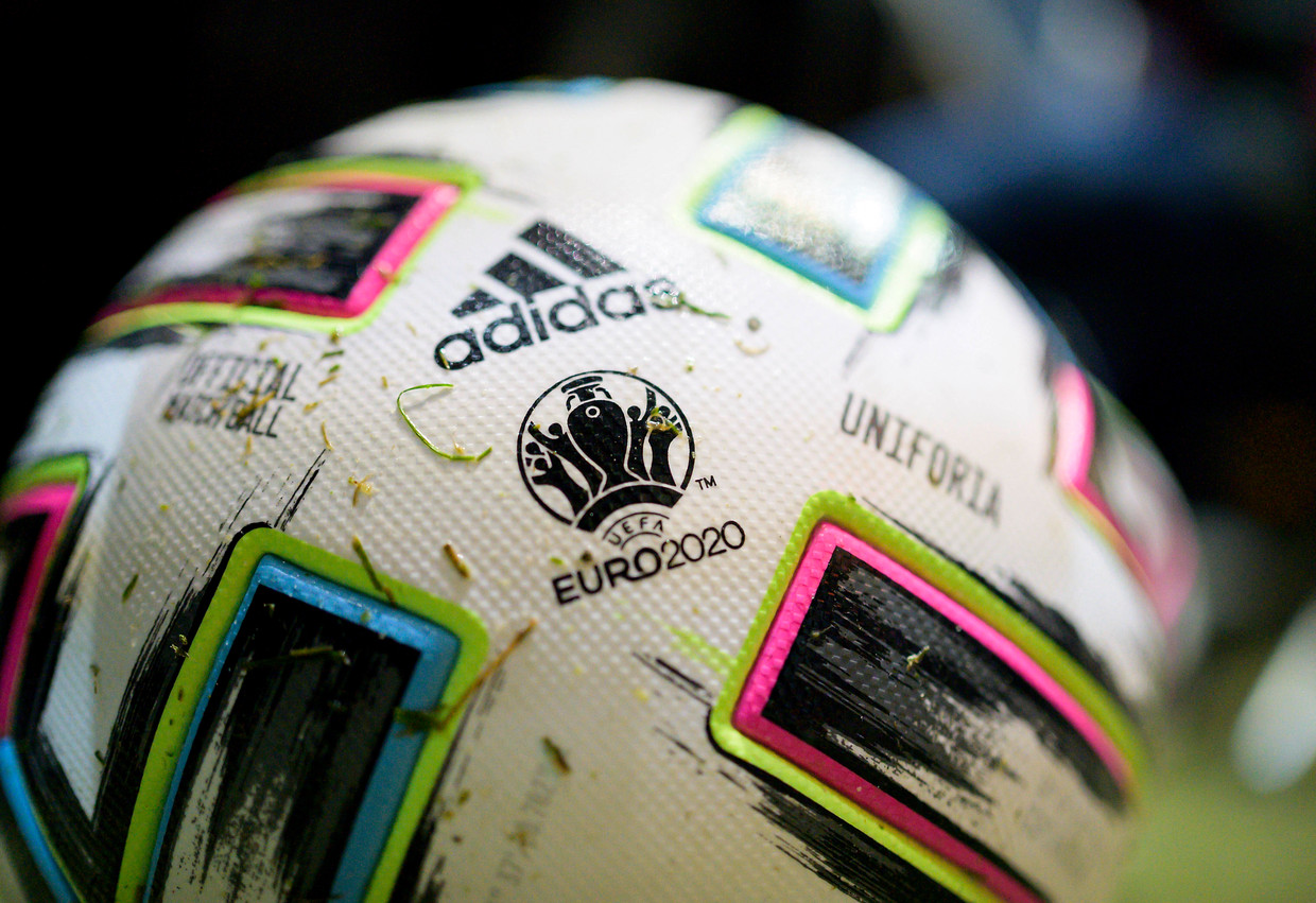 Een voetbal met het ‘Euro 2020’ logo er nog op. Beeld BSR Agency