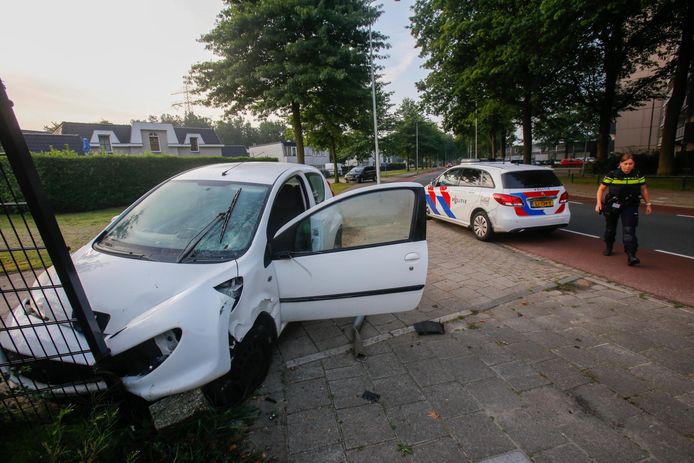 Vrouw vliegt door de bocht