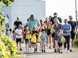 Heerlijk weer en lachende gezichten. De avondvierdaagse op het Gelders Eiland is maandagavond gestart in Tolkamer.