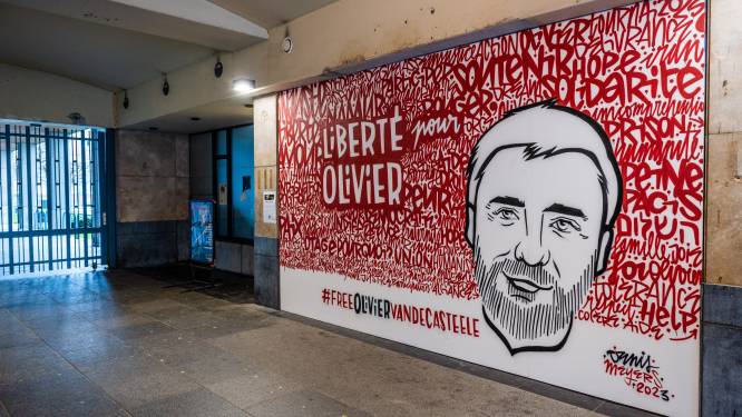 Une fresque en soutien à Olivier Vandecasteele à l'entrée de l'Hôtel de Ville de Namur