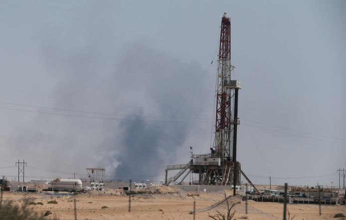 Onder meer het olieveld van Abqaiq in het noordoosten van Saudi-Arabië, van de grootste olieraffinaderij ter wereld, raakte zwaar beschadigd.