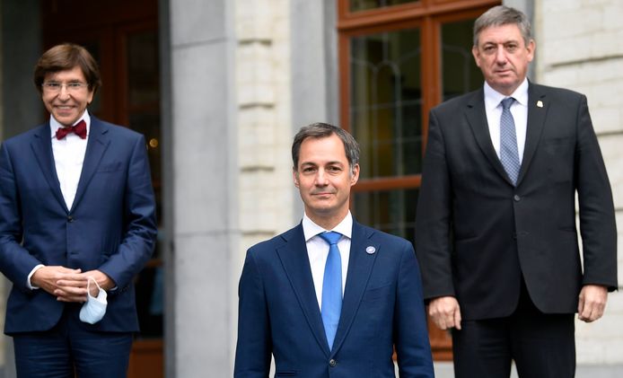 Premier Alexander De Croo, (midden), Waals ministerpresident Elio di Rupo (links) en Vlaams ministerpresident Jan Jambon.
