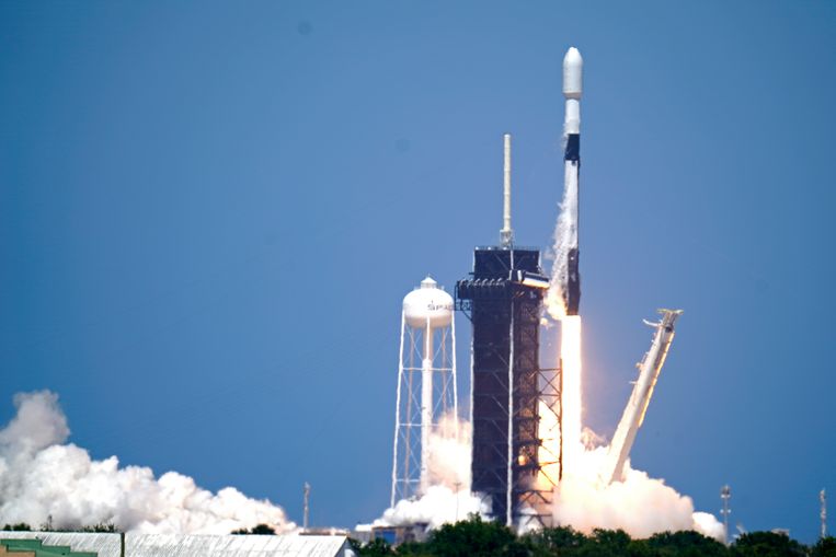 SpaceX launches 60 more satellites from space for high speed internet
