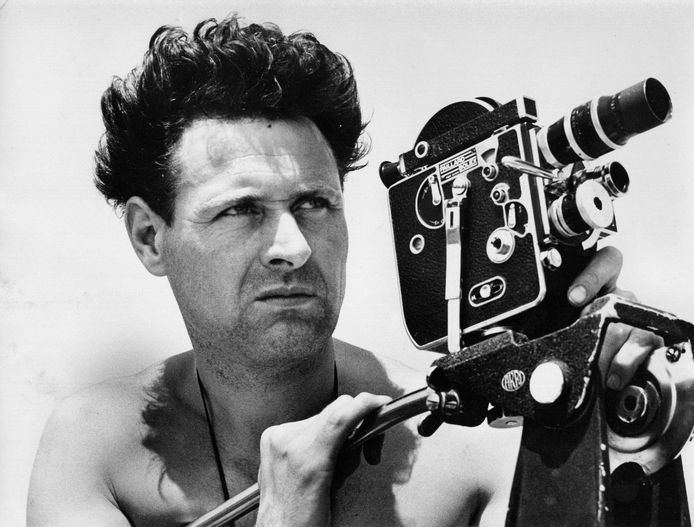 Cineast Jan Schaper tijdens filmopnames in de jaren vijftig.