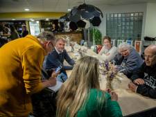 In elk wijkcentrum van de stad praat wijkwethouder Broeren met inwoners: ‘Waar zijn de speeltoestellen?’