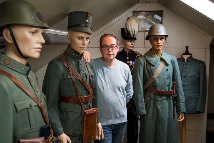 Bert-Jan Dierink heeft misschien wel het kleinste oorlogsmuseum van de regio op zijn zolder.