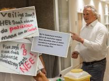 Boos personeel ziekenhuis Zutphen hangt afdeling vol met spandoeken: ‘Niet zo netjes Pier’